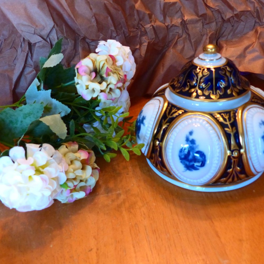 VINTAGE ROYAL DUX ART NOUVEAU BOHEMIA-CERAMIC JAR-24KT GOLD TRIMMED--TRINKET BOX